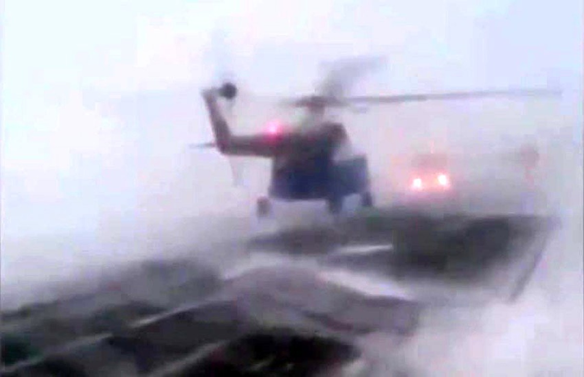 Helikopter kar fırtınası nedeniyle kara yoluna acil iniş yaptı