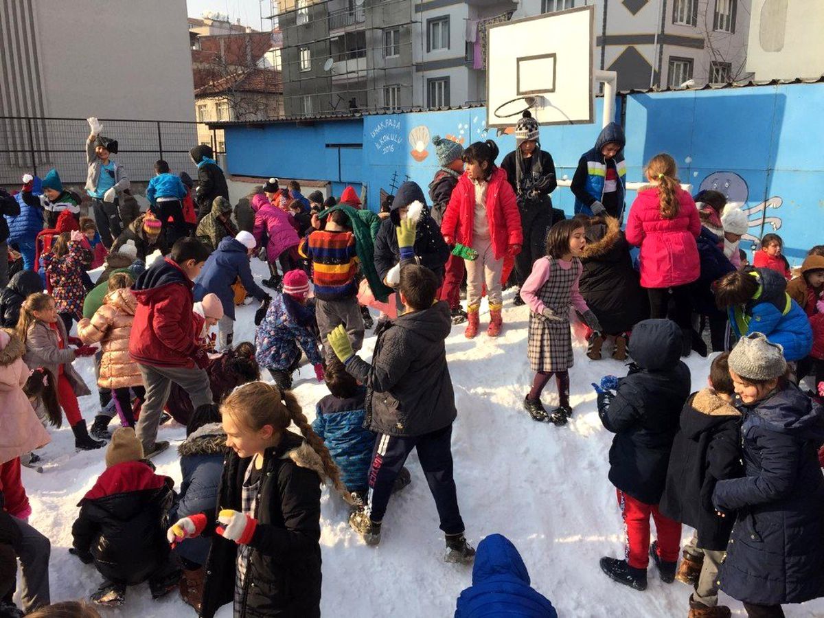 İnegöllüler kara hasret kaldı, yüksek kesimlerden kamyonla kar getirdiler