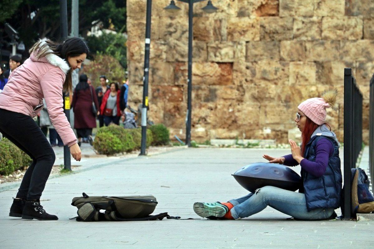 İran\'da çalamadığı enstrümanla Antalya sokaklarında harçlığını topluyor