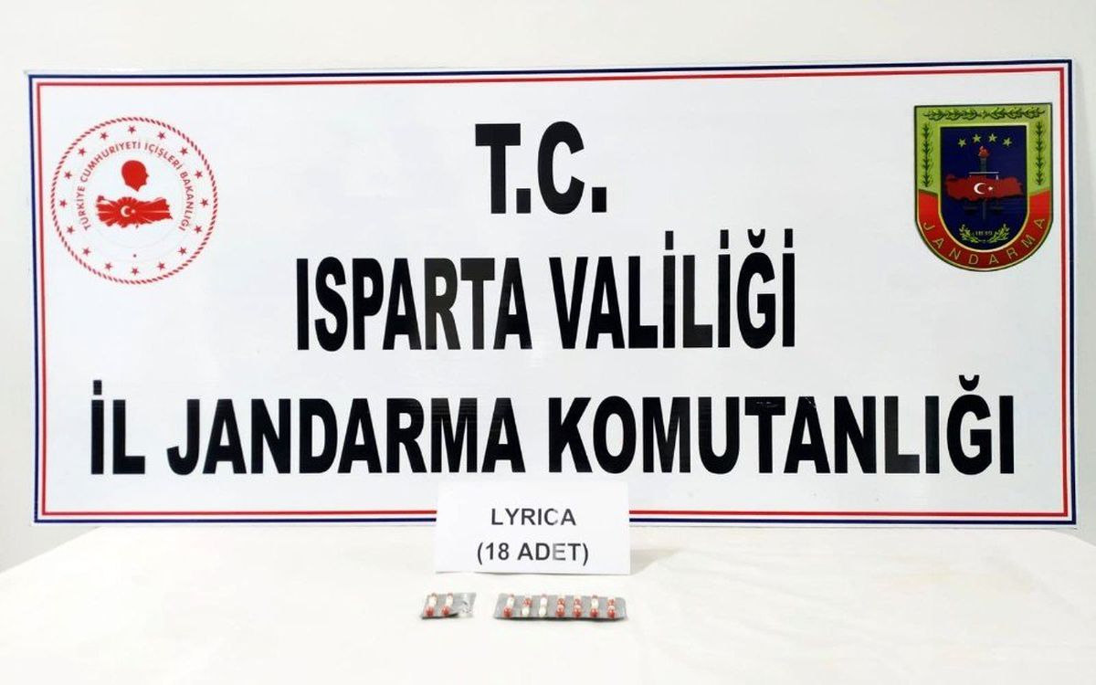 Isparta\'da yol kontrolünde uyuşturucu ele geçirildi: 5 gözaltı