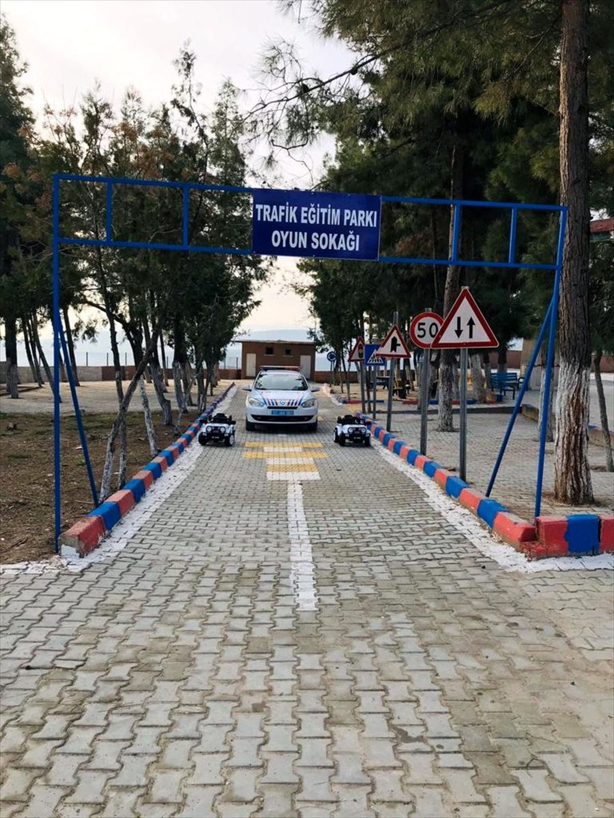 Jandarmadan miniklere "akülü arabalı" trafik eğitimi