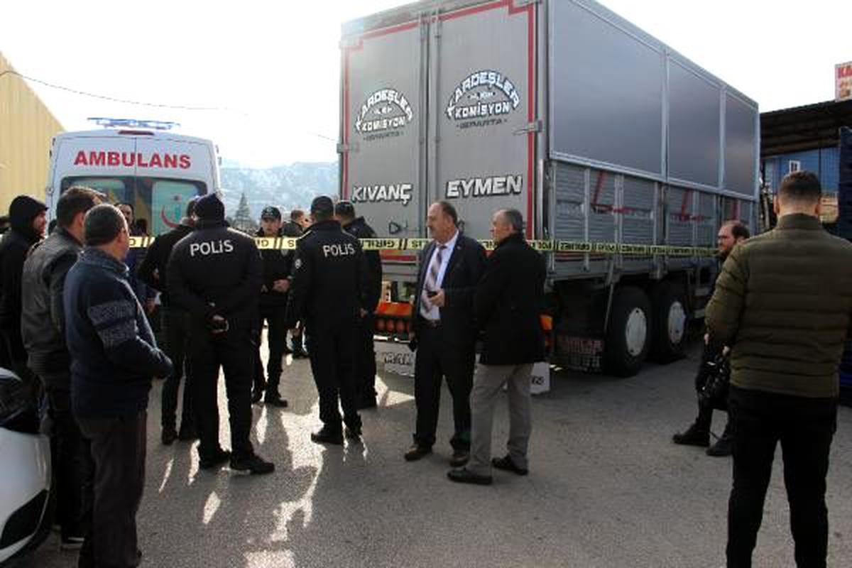 Kamyonun altında kalan kadın esnaf öldü