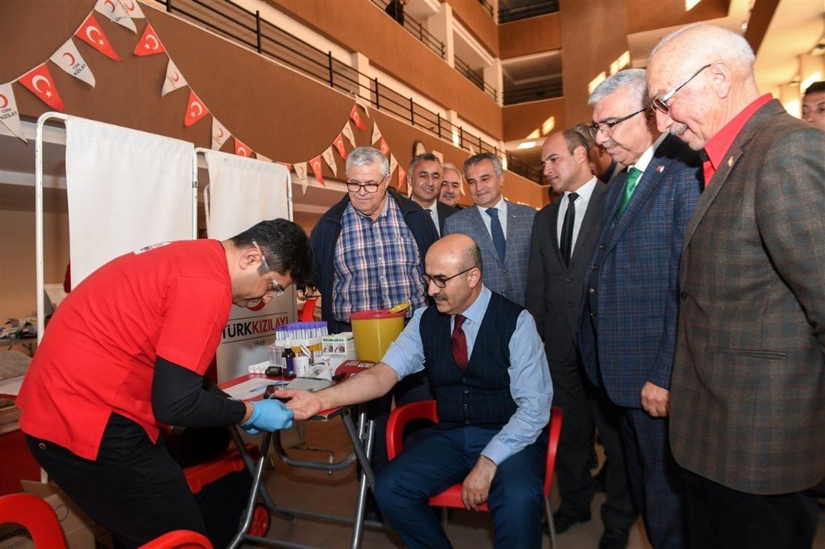 Kan bağışı kampanyasına Vali Demirtaş\'tan destek