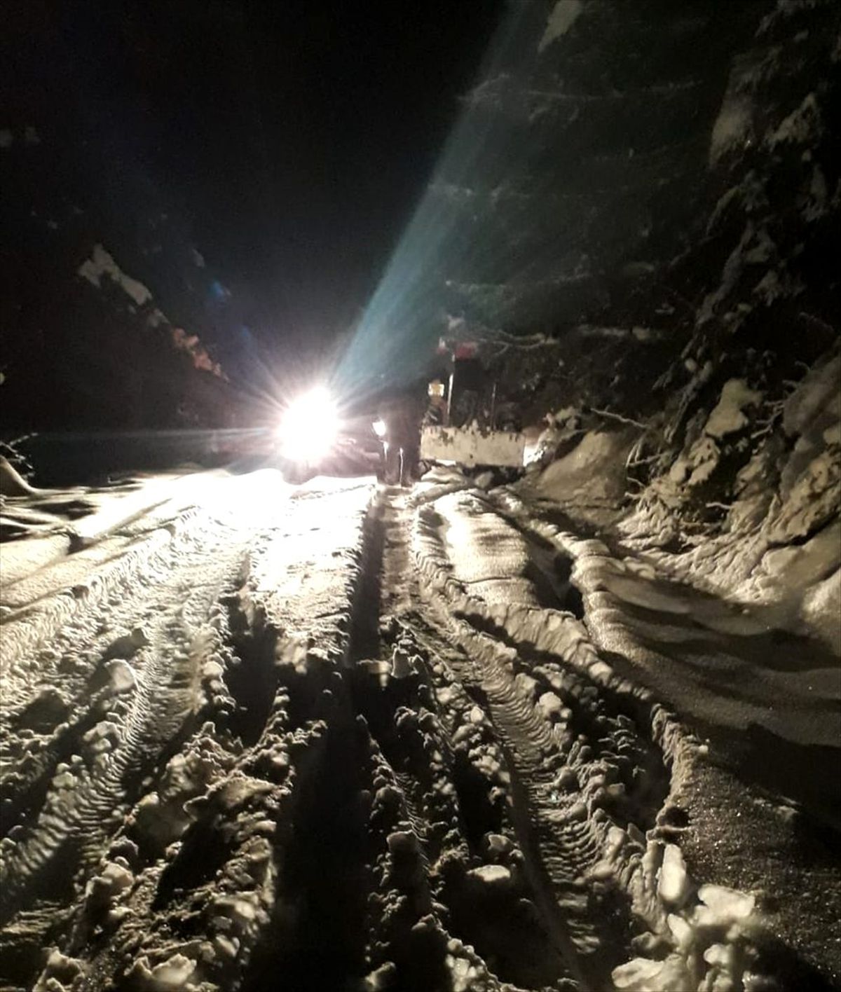 Karabük\'te olumsuz hava koşulları nedeniyle mahsur kalan 8 kişi kurtarıldı