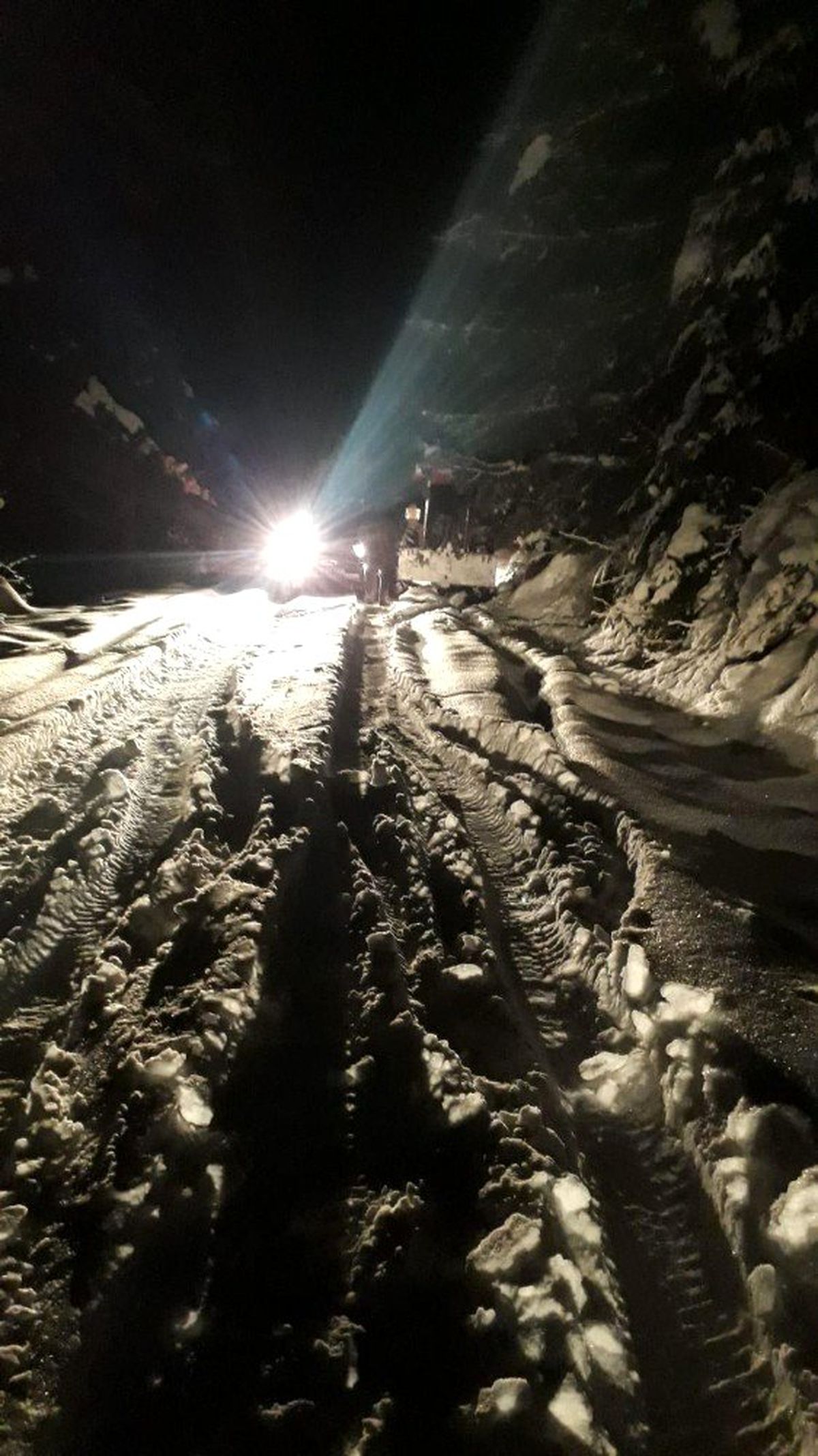 Karda mahsur kalan 8 kişi kurtarıldı