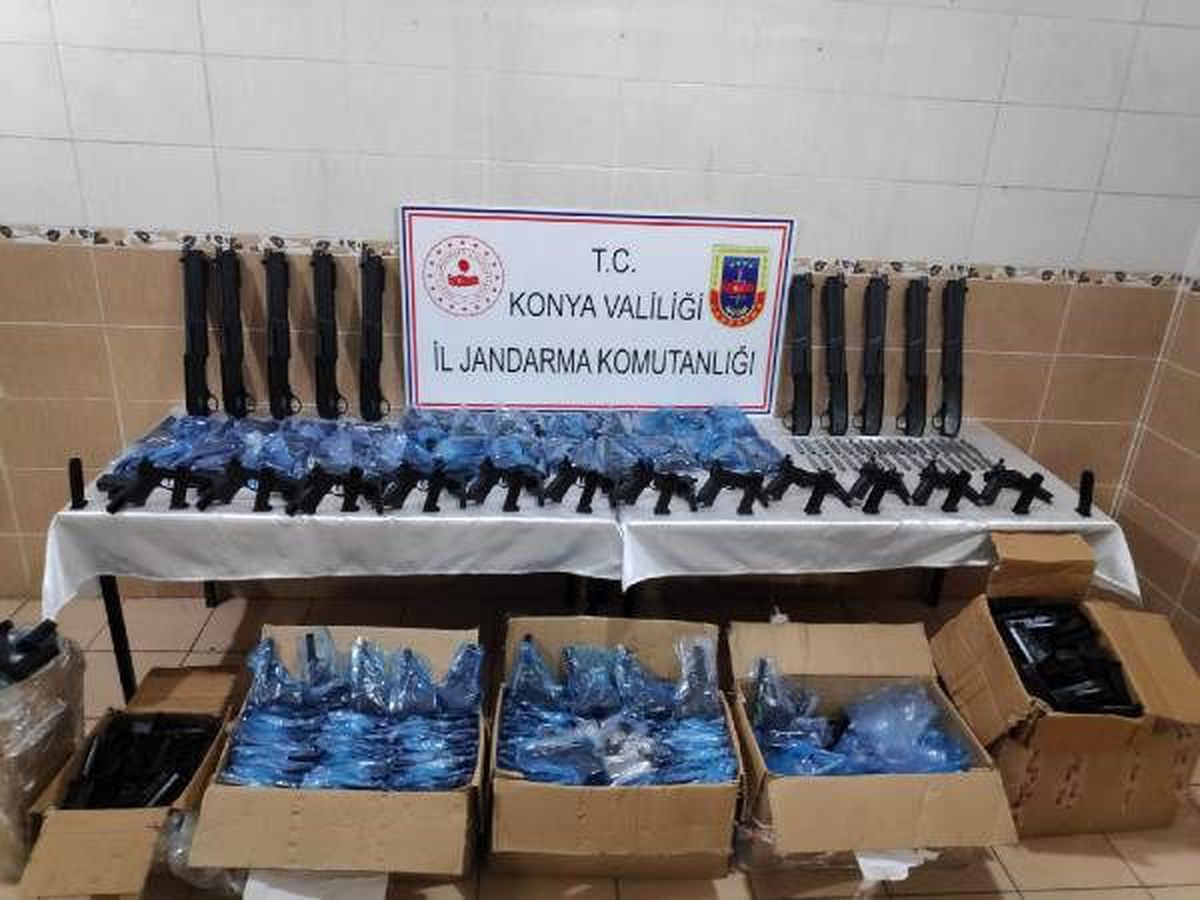 Kargo aracında tabanca parçaları ve tüfek ele geçirildi