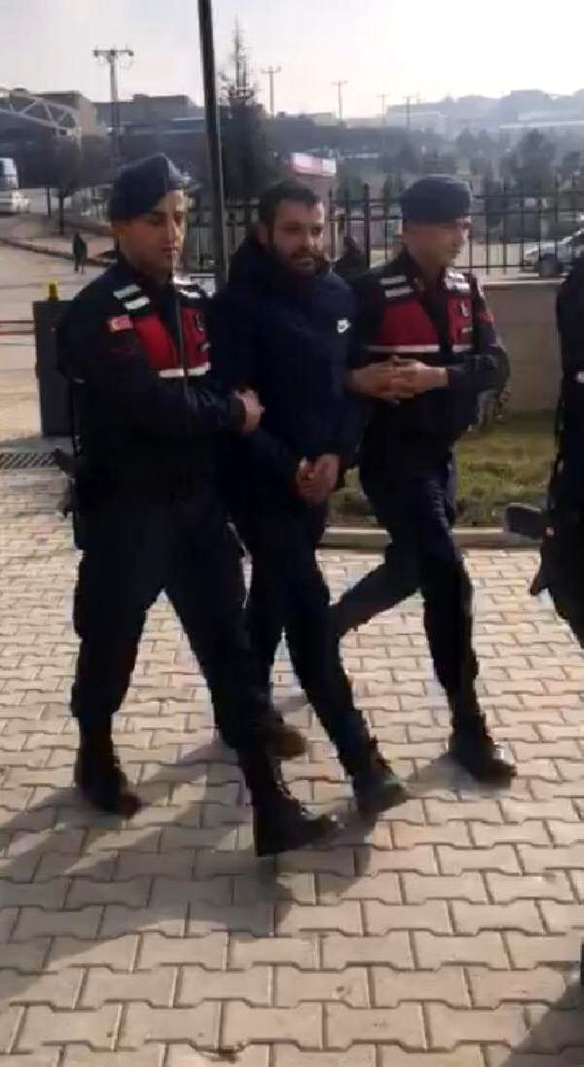 Kargo aracında tabanca parçaları ve tüfek ele geçirildi (2)