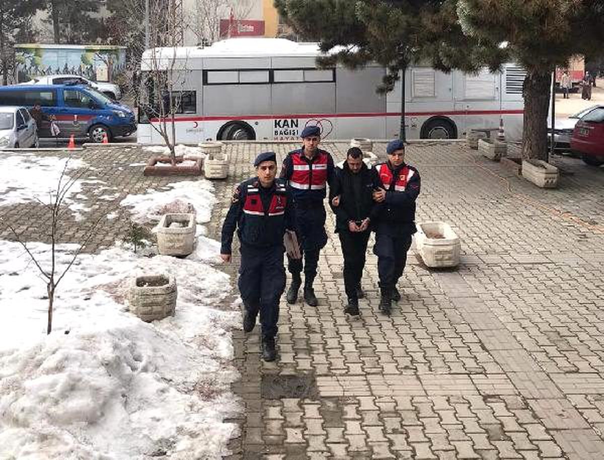 Kendilerini \'jandarma\' olarak tanıtıp, 110 bin lira dolandırdılar