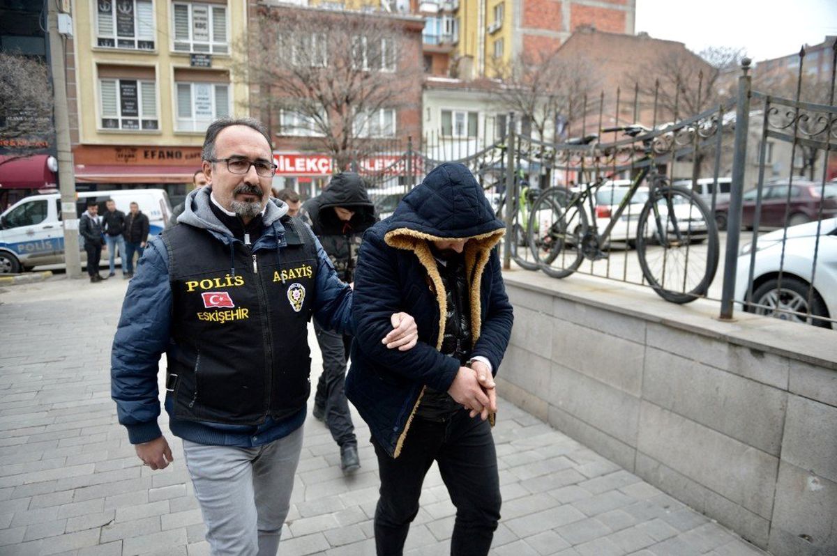 Kendilerini polis olarak tanıtıp 43 bin TL dolandırdılar