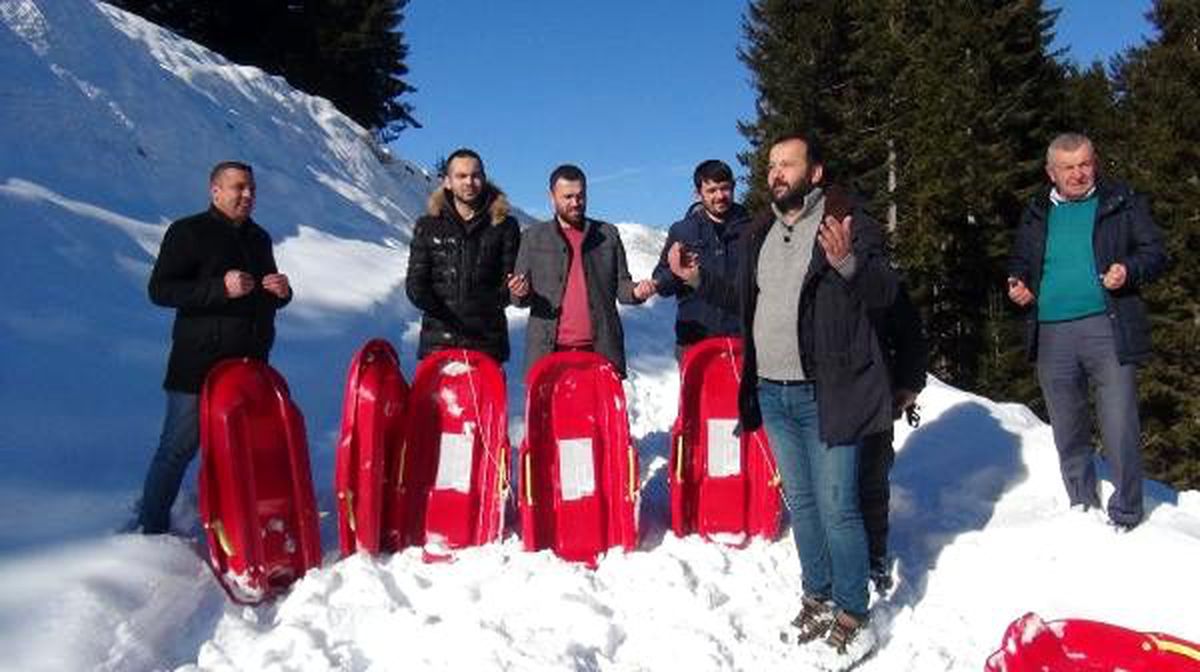 Kızak için yeterli kar olmayınca kar duasına çıktılar
