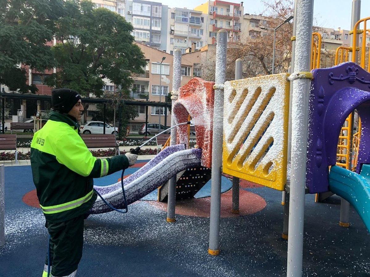 Konak\'taki parklar temizlenip ilaçlanıyor