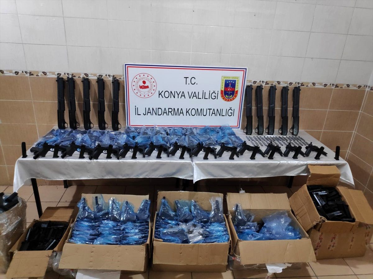 Konya\'da kargo aracında 510 kaçak silah ele geçirildi