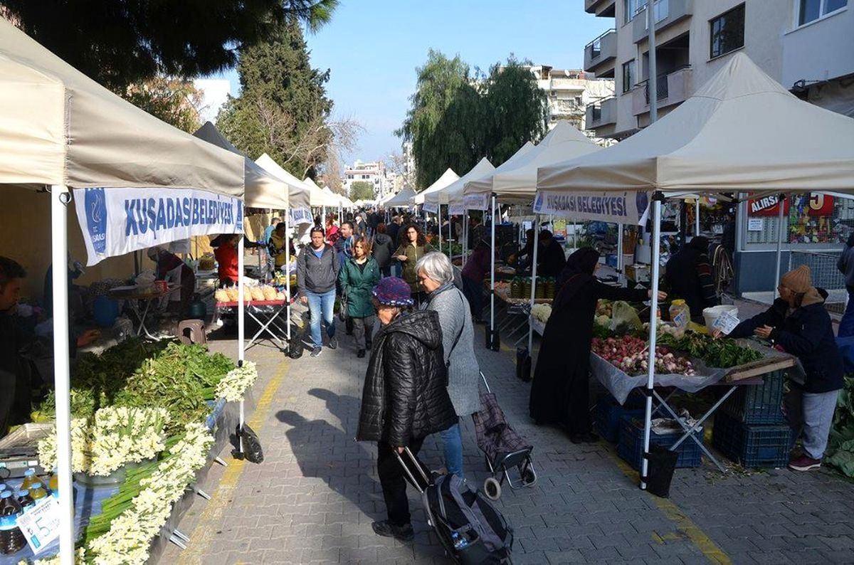 Kuşadası\'nda yöresel pazara yoğun ilgi