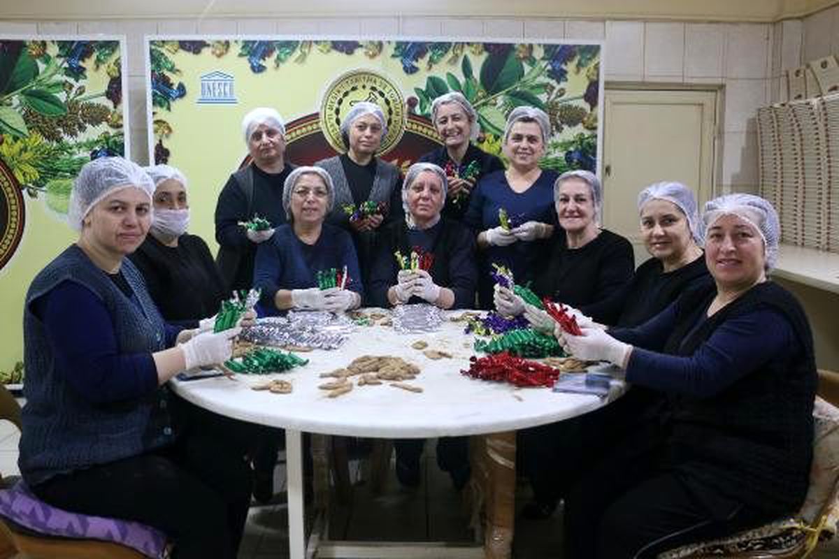 Manisalı kadınlar saçılacak 7 ton şifalı macunu yapmaya başladı
