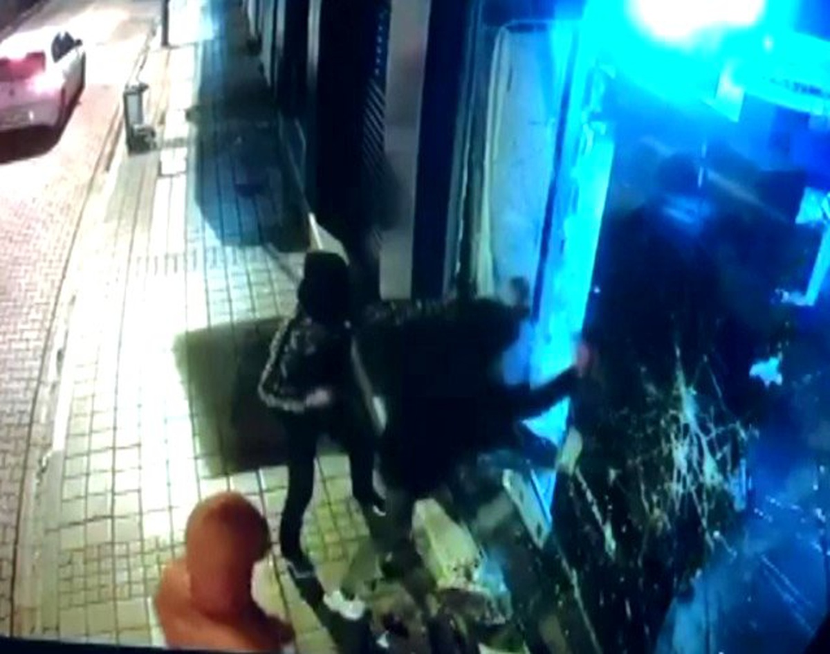 Maskeli hırsızlar güvenlik kamerasına yakalandı