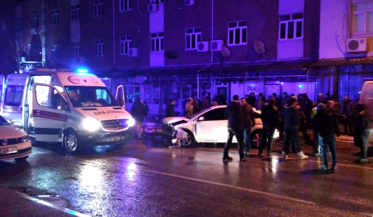 Mersin\'de iki otomobilin çarpışması sonucu 3 kişi yaralandı