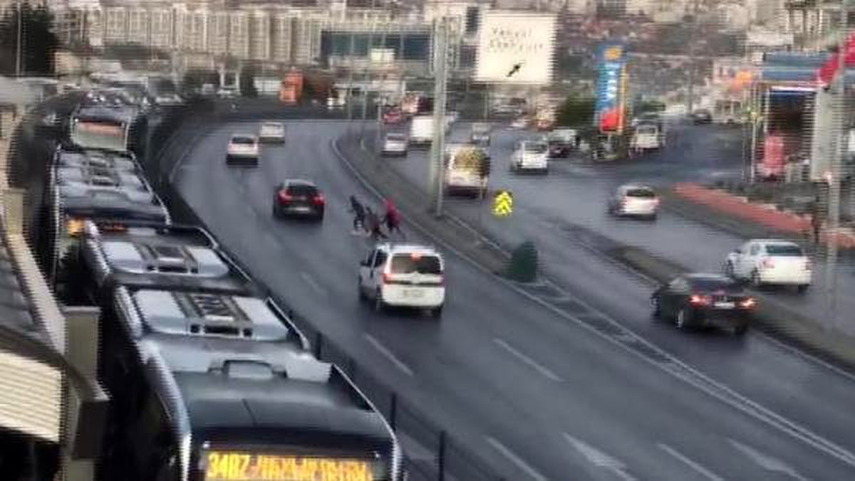 Metrobüse kaçak binmek isteyen çocukların tehlikeli geçişleri kamerada