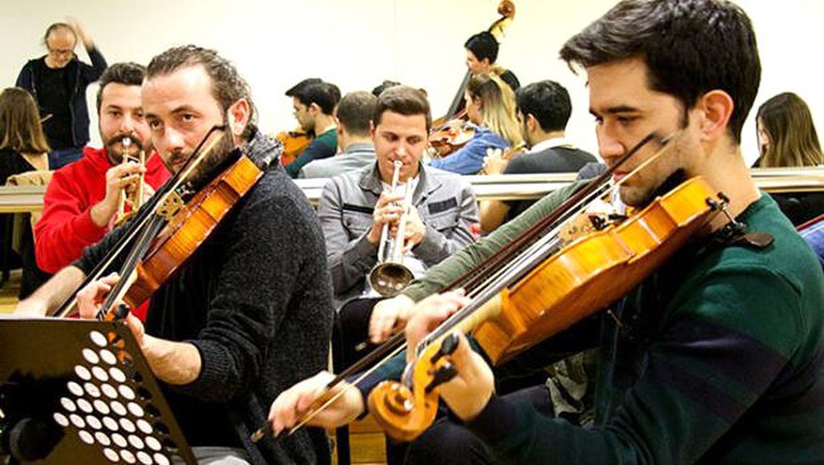 Müzik tutkusu orkestra kurdurdu