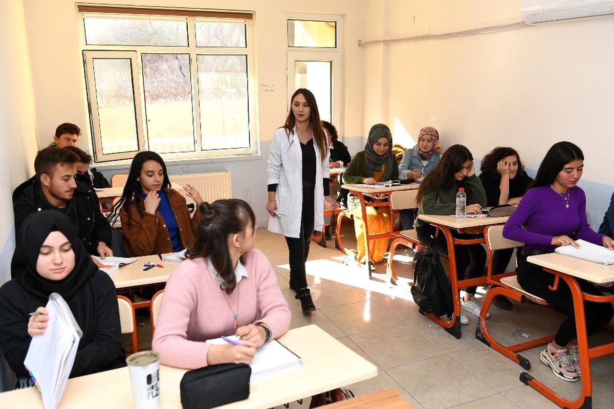 Öğrenciler, Büyükşehir Belediyesinin kurslarıyla üniversiteye hazırlanıyor