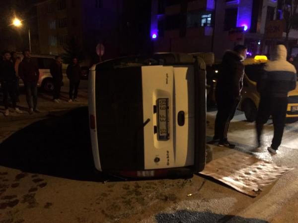 Otomobilin çarptığı hafif ticari araç devrildi: 5 yaralı