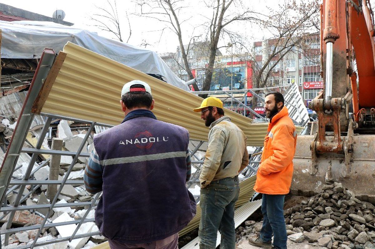 (Özel) Çöken binadan son anda kurtulan işçiler korku dolu anları anlattı