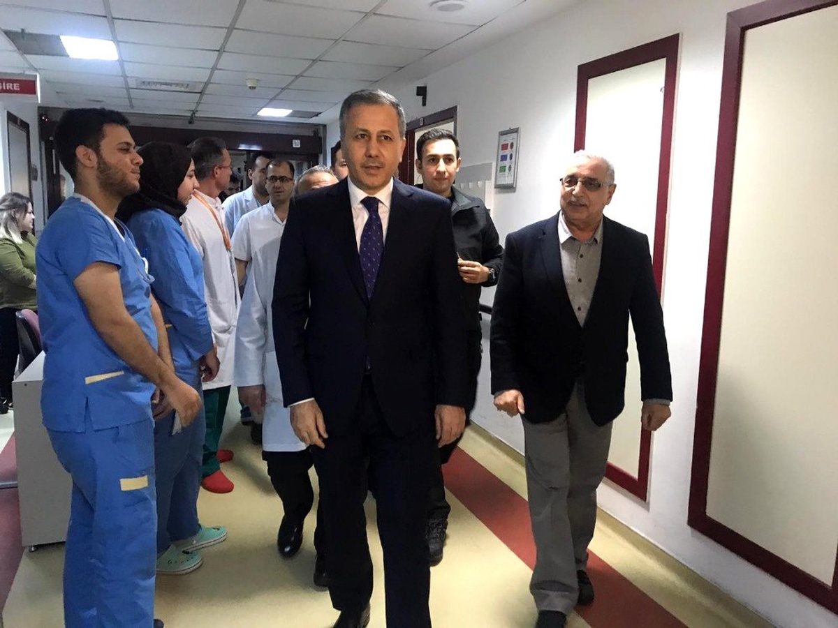 (Özel) İstanbul Valisi Ali Yerlikaya, çekicinin kaldırdığı araçtan düşüp yaralanan kadını ziyaret...