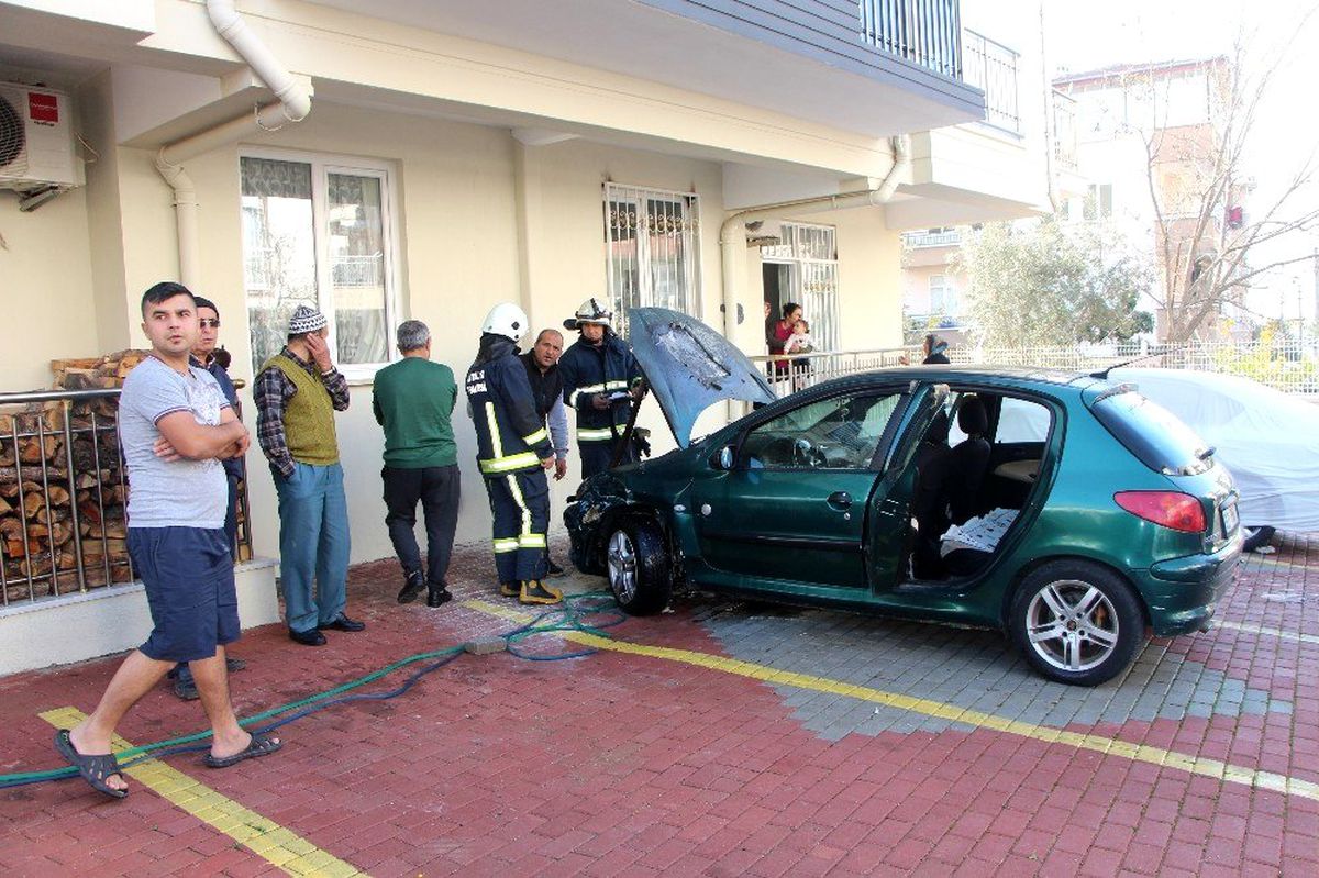 Park halindeki otomobilde yangın çıktı