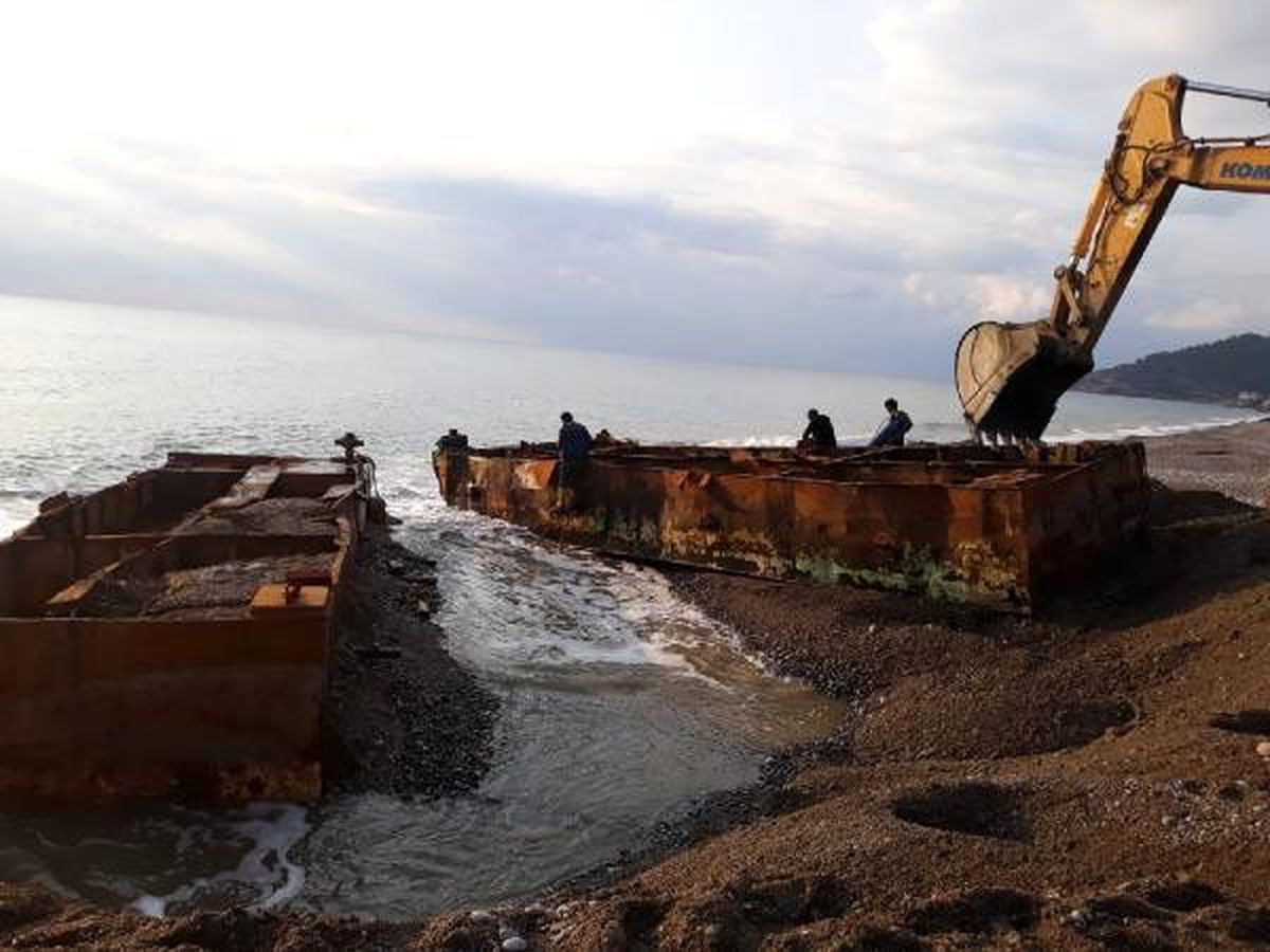 Sahile vuran 35 tonluk platform kaldırıldı