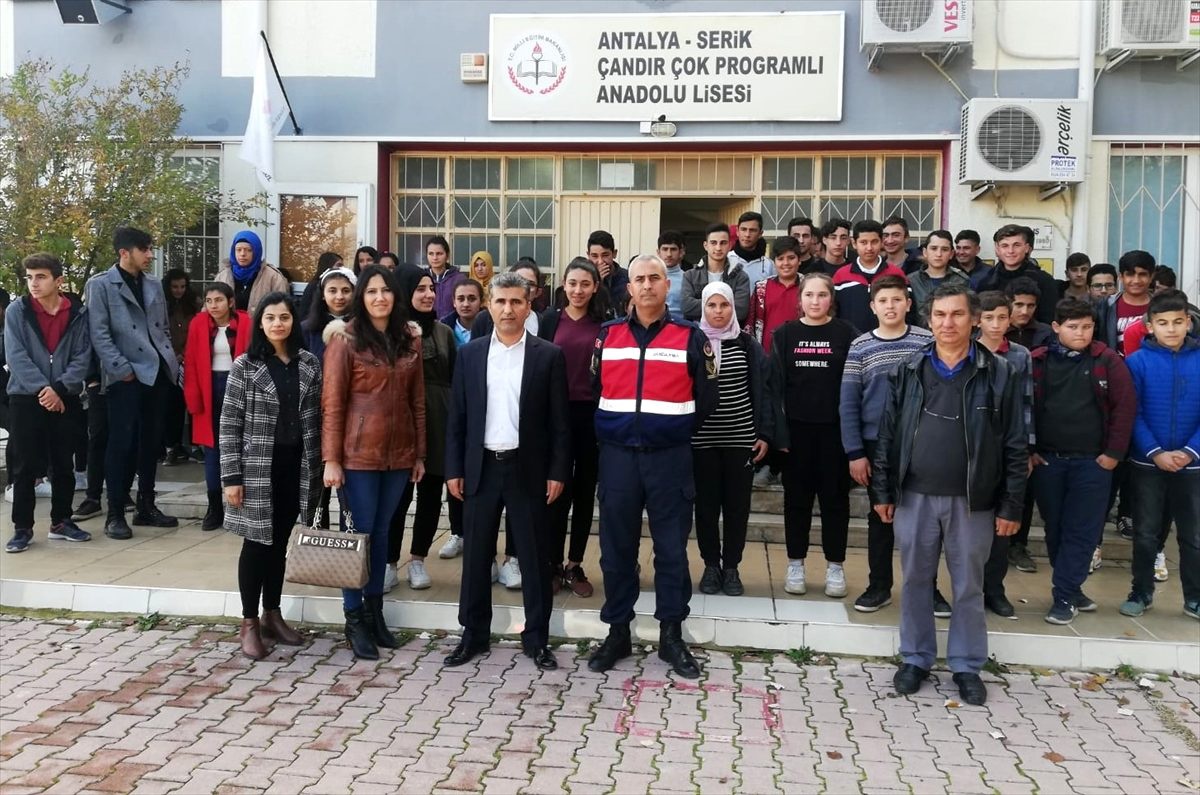 Serik\'te jandarmadan öğrencilere trafik eğitimi