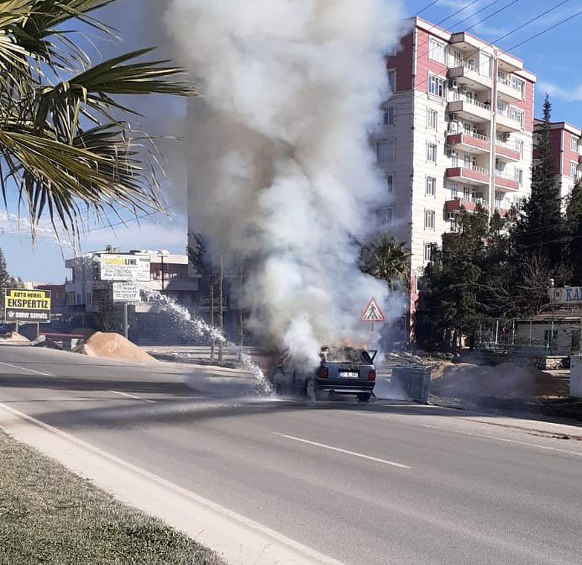 Seyir halindeki otomobil alev aldı