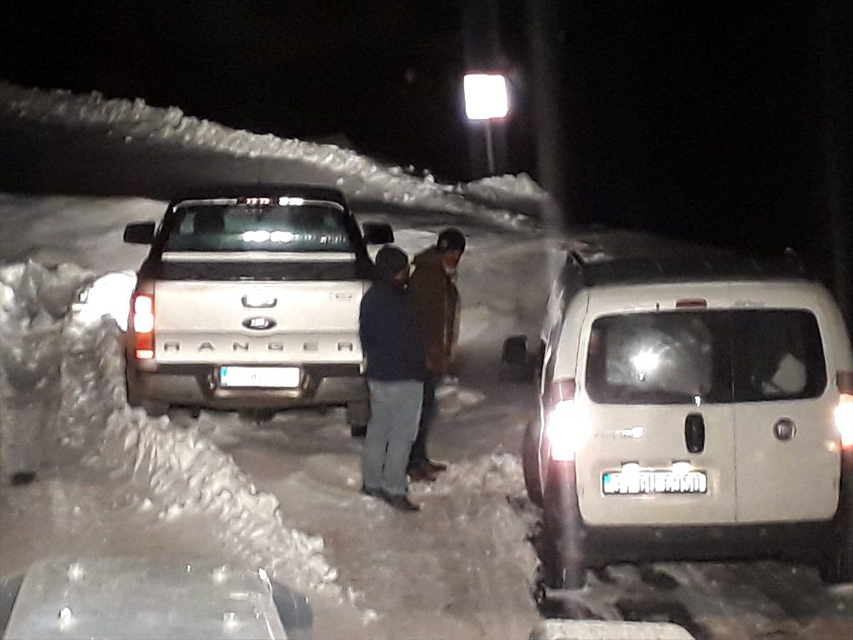 Siirt\'te araçlarıyla karda mahsur kalan 11 kişi kurtarıldı