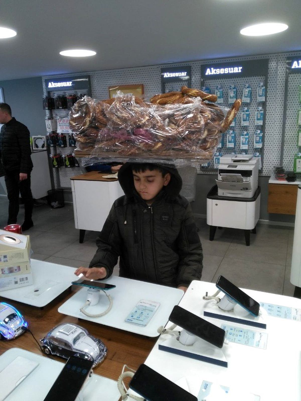 Simit tablasıyla girdiği bayide telefonla oynayan çocuğun görüntüleri yürek burktu