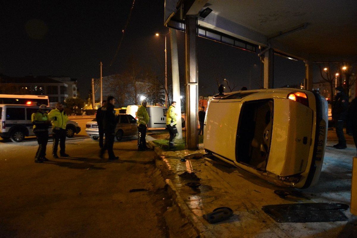 Takla atan otomobilden burnu kanamadan çıktı