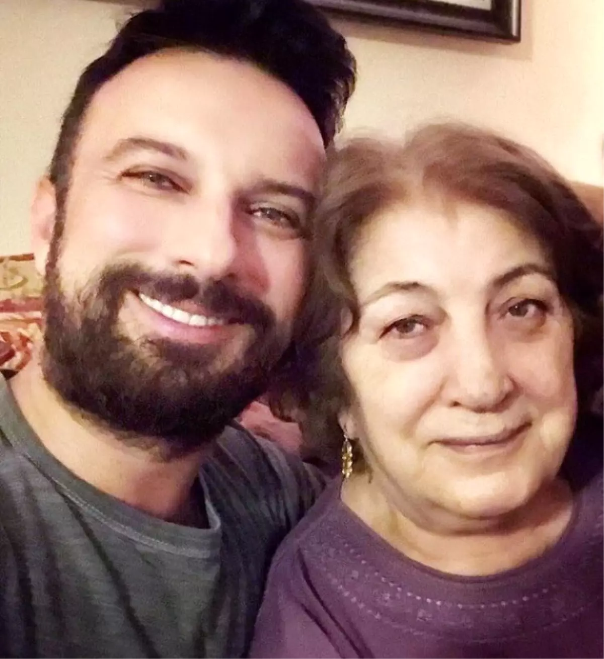 Tarkan\'ı üzen gelişme! Annesi hastaneye kaldırıldı