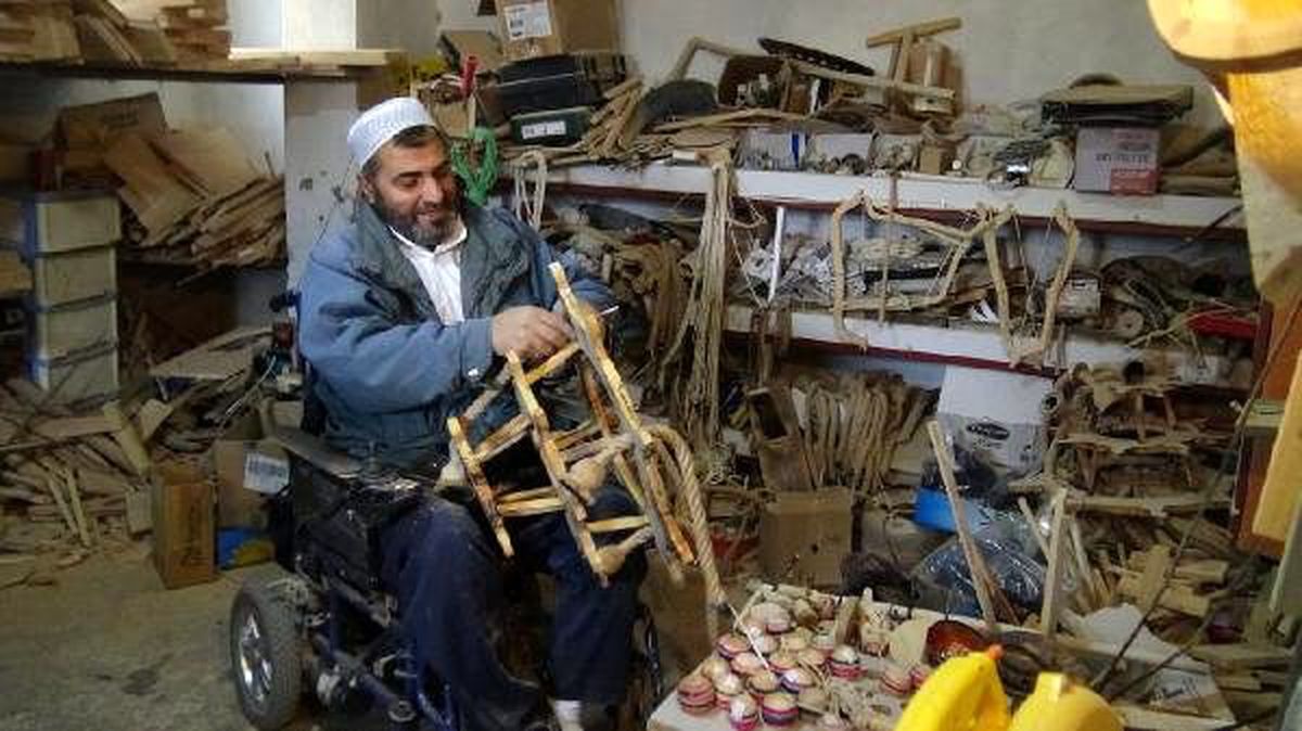 Tekerlekli sandalyede yaptığı ahşap ürünleri satıp, 4 çocuğunu okuttu