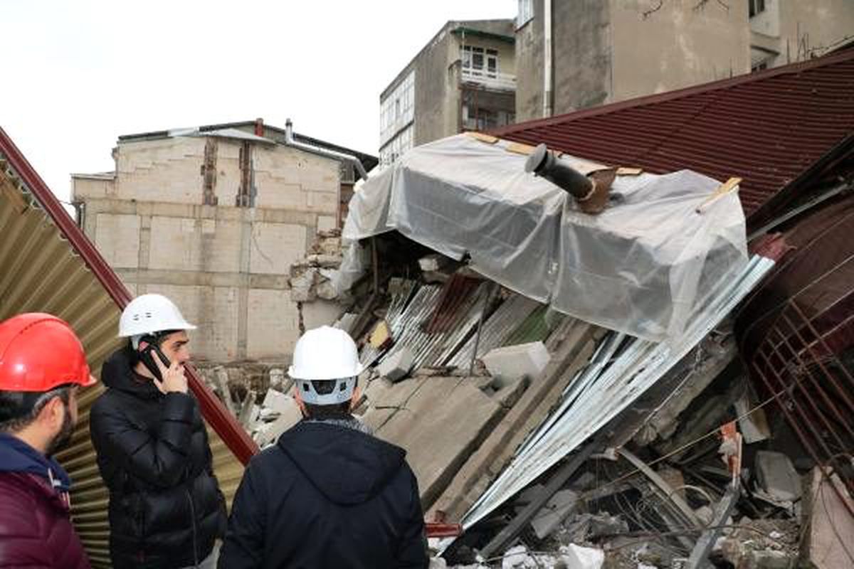 Temel kazısı sırasında bina çöktü (2)