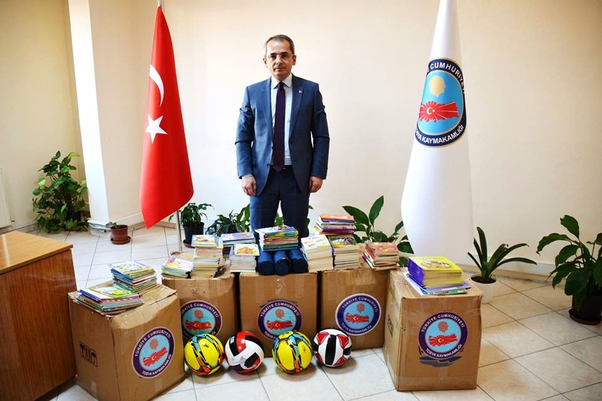 Tosya Kaymakamlığından kıyafet ve kırtasiye malzemesi yardımı