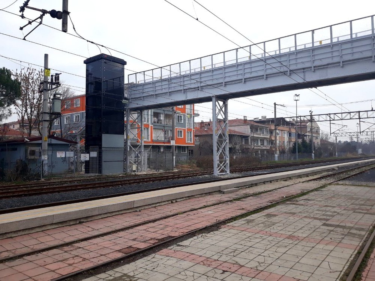 Tren garı üst geçit köprüsü yenilendi