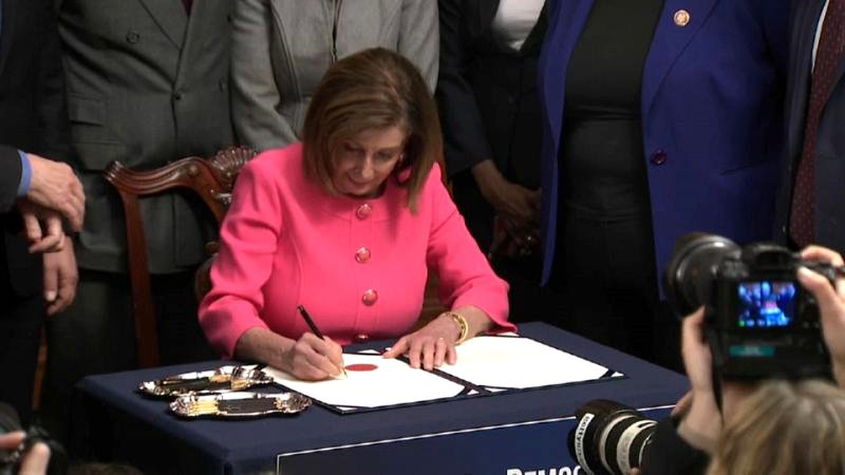 Trump\'ın siyasi kariyerini etkileyebilecek azil soruşturması Senato\'ya gönderildi