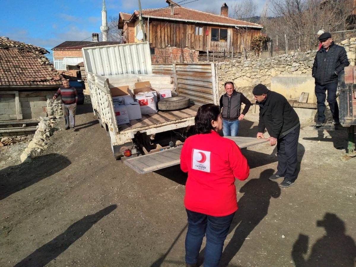 Türk Kızılayı\'ndan evi yanan aileye yardım
