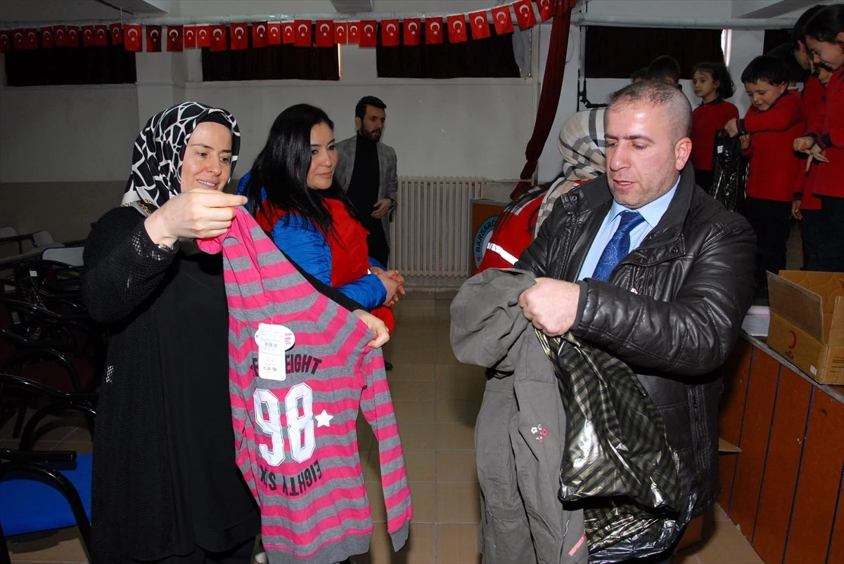 Türk Kızılayı\'ndan öğrencilere giysi ve gıda yardımı