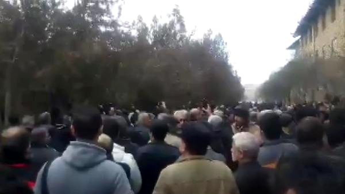 Ukrayna uçağı kurbanları protestolar arasında defnedildi