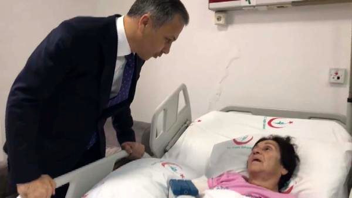 Vali Yerlikaya çekicinin kaldırdığı araçtan düşen kadını ziyaret etti