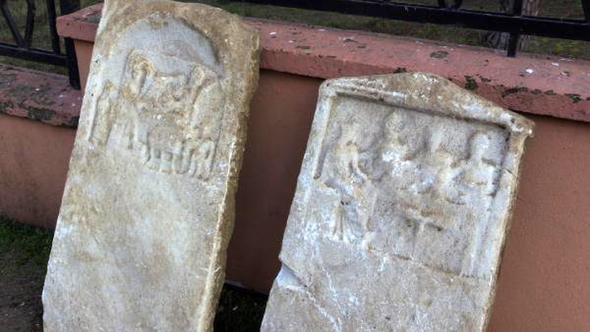 Yağmur sularının ortaya çıkardığı mezar stelleri, Roma dönemine aitmiş