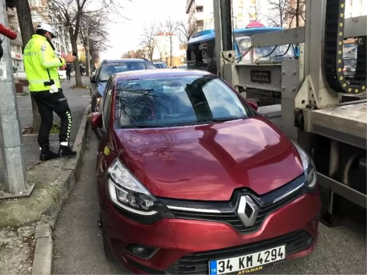 Yaşlı kadının düştüğü caddede araçlar çekilmeye devam ediyor