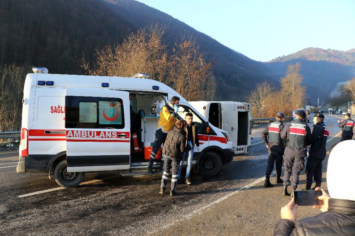 Yollar buz tuttu, kazalar beraberinde geldi: 13 yaralı