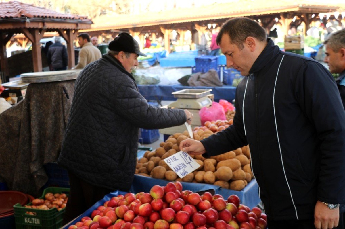 Zabıtadan halk pazarında denetim