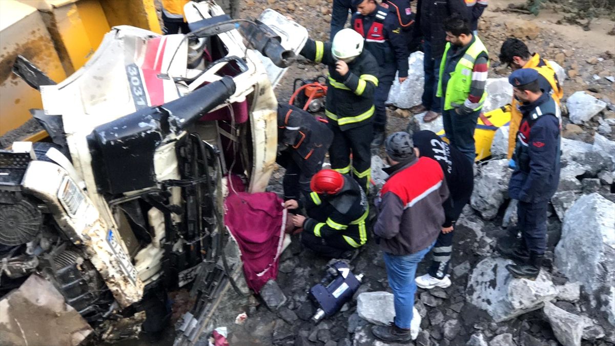 Zonguldak\'ta otomobil ile kamyon çarpıştı: 1 ölü, 4 yaralı