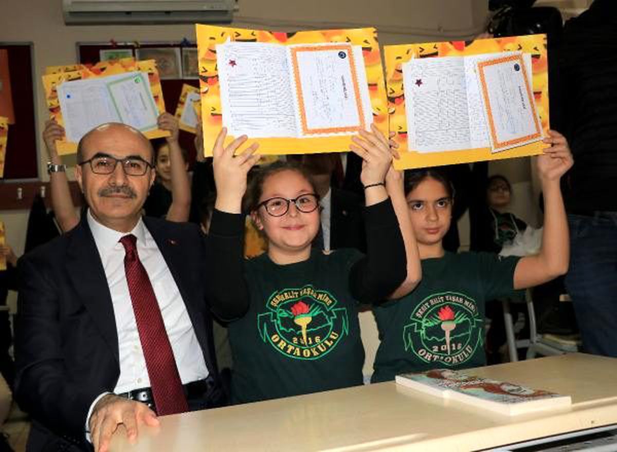 Adana\'da 489 bin öğrencinin karne sevinci