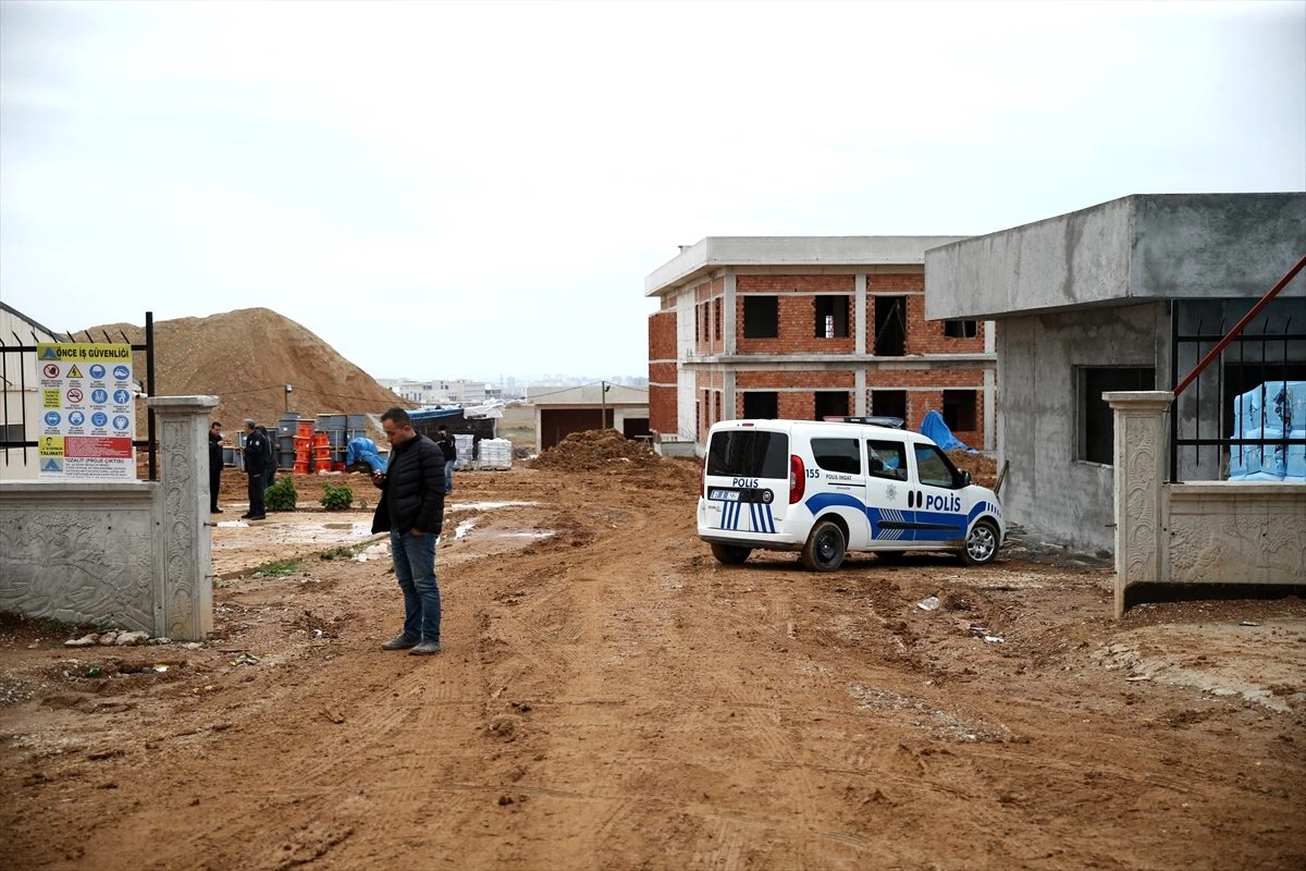 Adana\'da inşaat iskelesinden düşen 3 işçi yaralandı